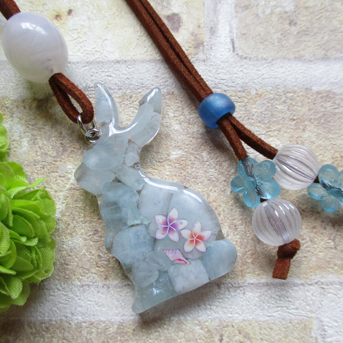 ◇3772 うさぎとプルメリア アクアマリンのオルゴナイト ロング  