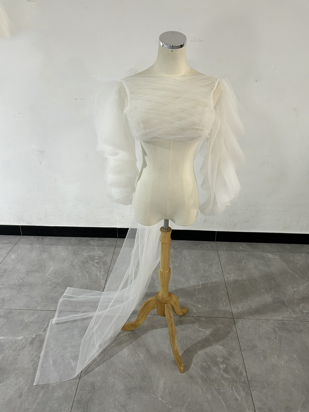 送料無料！美品！ フェミニンなフレームレースの袖トップス