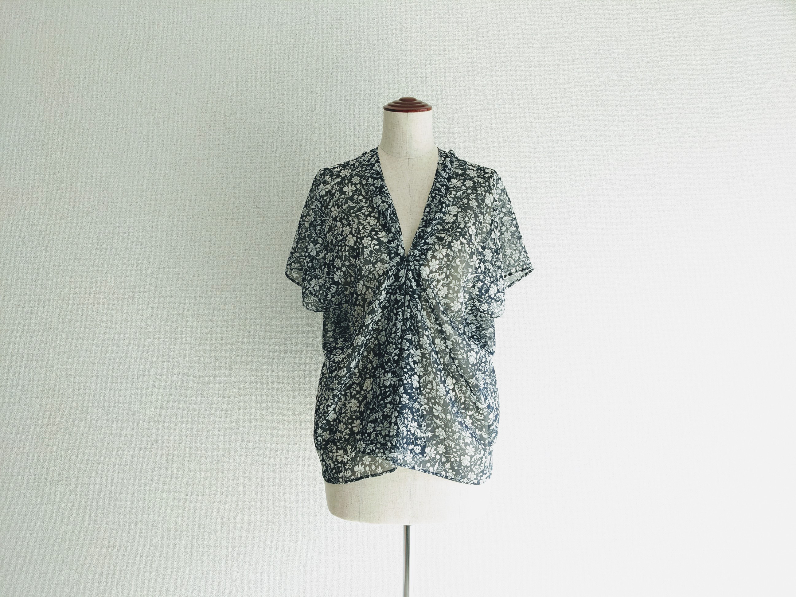 『再販』柔らかなシルクシフォンのシアーブラウス　ネイビー　濃紺　植物柄　花柄模様