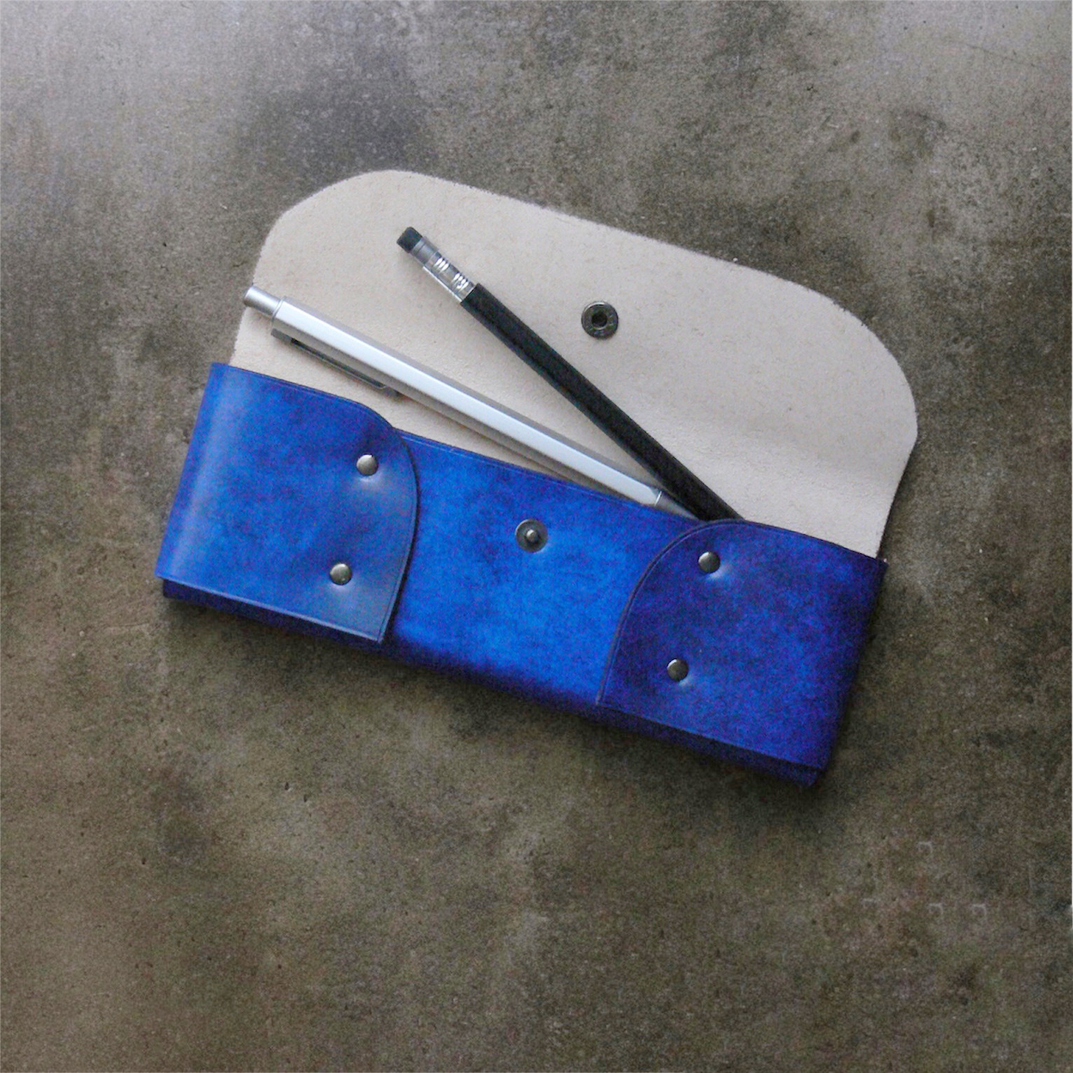 【心震える人気カラー】手染め 深海ブルー 一枚革 ペンケース