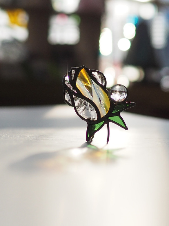 「宝石みたいなバラのつぼみ・黄色」ステンドグラス・アンティークガラス・窓辺にちょこんとシリーズ 1枚目の画像