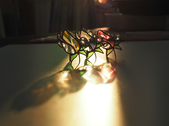 「宝石みたいなバラのつぼみ・黄色」ステンドグラス・アンティークガラス・窓辺にちょこんとシリーズ 2枚目の画像