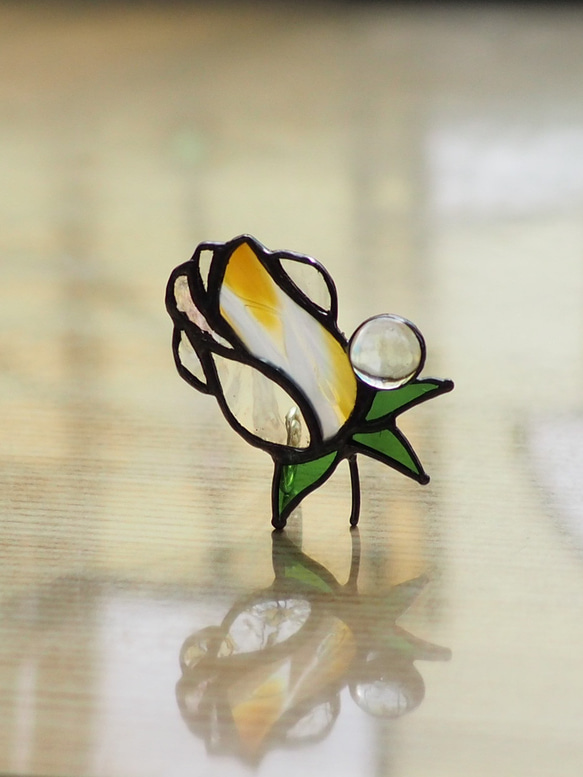 「宝石みたいなバラのつぼみ・黄色」ステンドグラス・アンティークガラス・窓辺にちょこんとシリーズ 12枚目の画像
