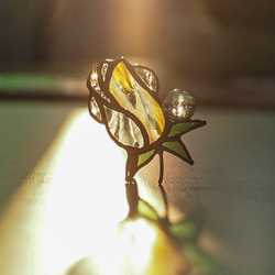 「宝石みたいなバラのつぼみ・黄色」ステンドグラス・アンティークガラス・窓辺にちょこんとシリーズ 7枚目の画像