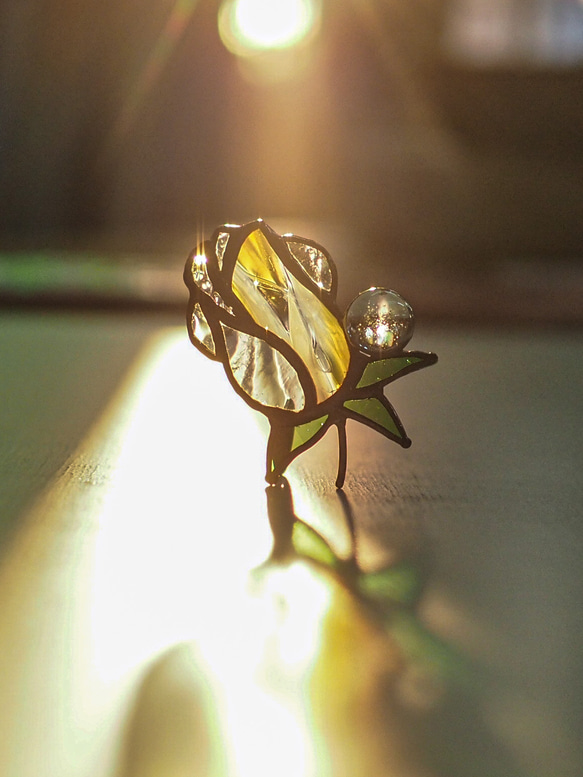 「宝石みたいなバラのつぼみ・黄色」ステンドグラス・アンティークガラス・窓辺にちょこんとシリーズ 7枚目の画像