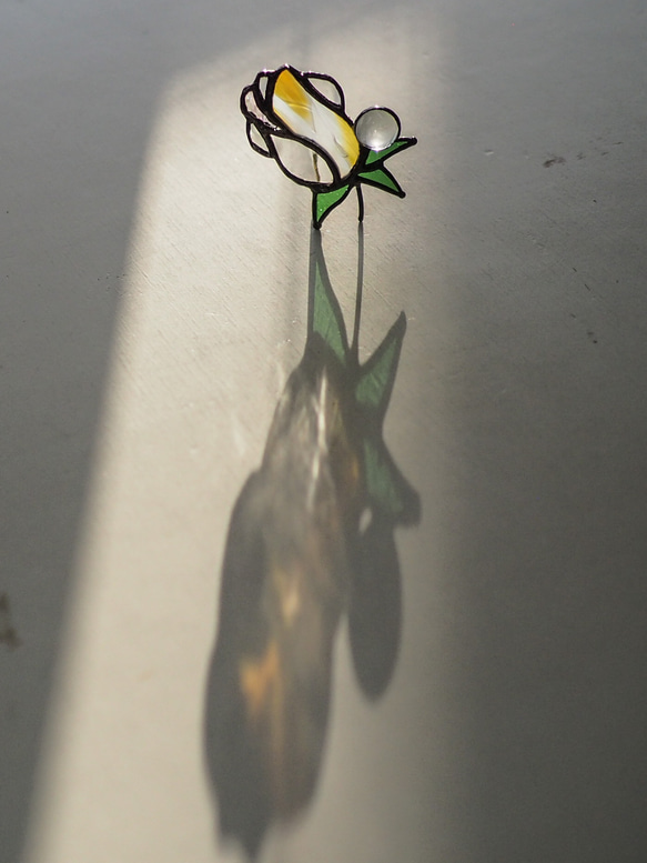 「宝石みたいなバラのつぼみ・黄色」ステンドグラス・アンティークガラス・窓辺にちょこんとシリーズ 9枚目の画像