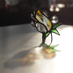 「宝石みたいなバラのつぼみ・黄色」ステンドグラス・アンティークガラス・窓辺にちょこんとシリーズ 15枚目の画像