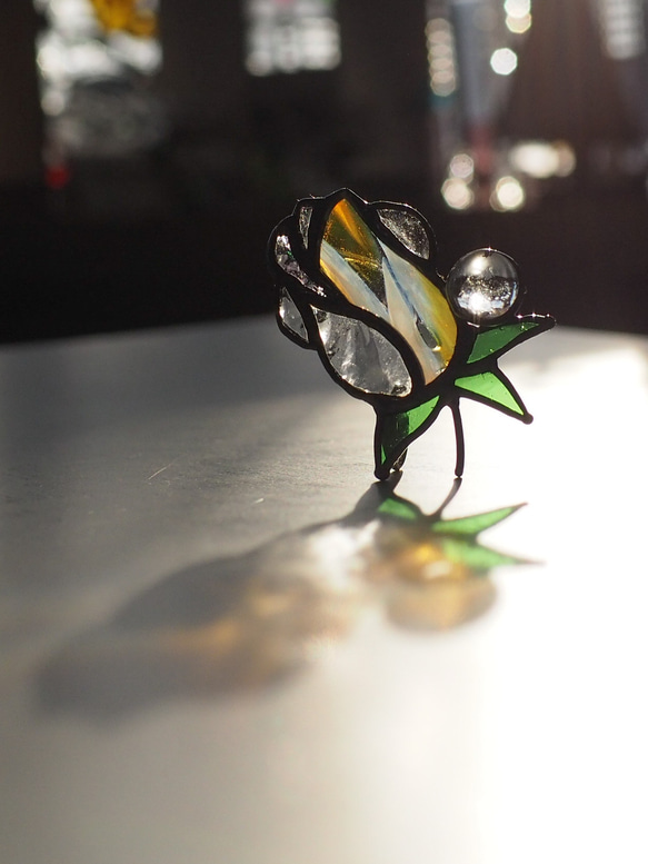 「宝石みたいなバラのつぼみ・黄色」ステンドグラス・アンティークガラス・窓辺にちょこんとシリーズ 15枚目の画像