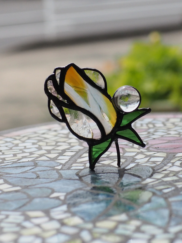 「宝石みたいなバラのつぼみ・黄色」ステンドグラス・アンティークガラス・窓辺にちょこんとシリーズ 3枚目の画像