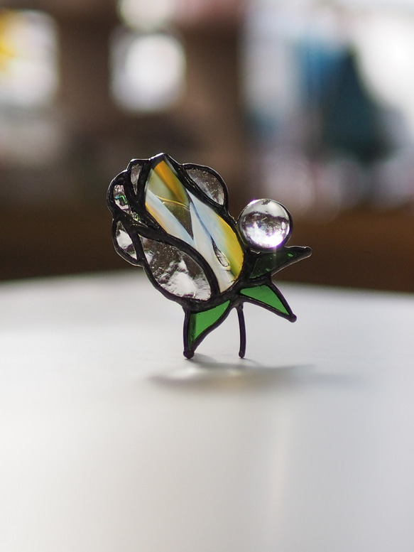 「宝石みたいなバラのつぼみ・黄色」ステンドグラス・アンティークガラス・窓辺にちょこんとシリーズ 4枚目の画像