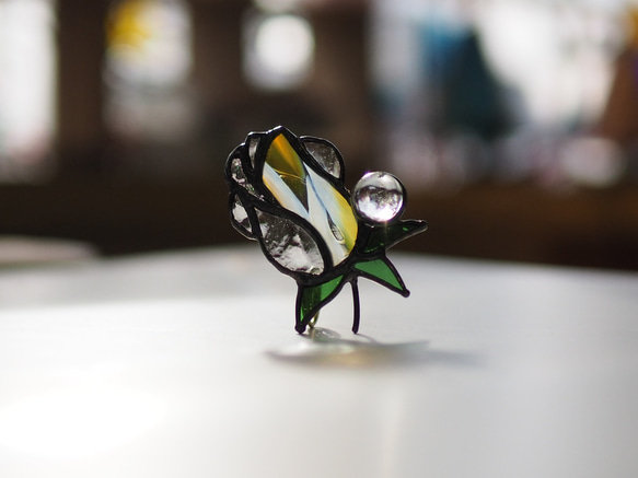 「宝石みたいなバラのつぼみ・黄色」ステンドグラス・アンティークガラス・窓辺にちょこんとシリーズ 14枚目の画像