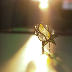 「宝石みたいなバラのつぼみ・黄色」ステンドグラス・アンティークガラス・窓辺にちょこんとシリーズ 8枚目の画像