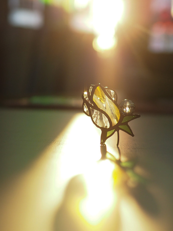 「宝石みたいなバラのつぼみ・黄色」ステンドグラス・アンティークガラス・窓辺にちょこんとシリーズ 8枚目の画像