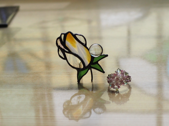 「宝石みたいなバラのつぼみ・黄色」ステンドグラス・アンティークガラス・窓辺にちょこんとシリーズ 10枚目の画像