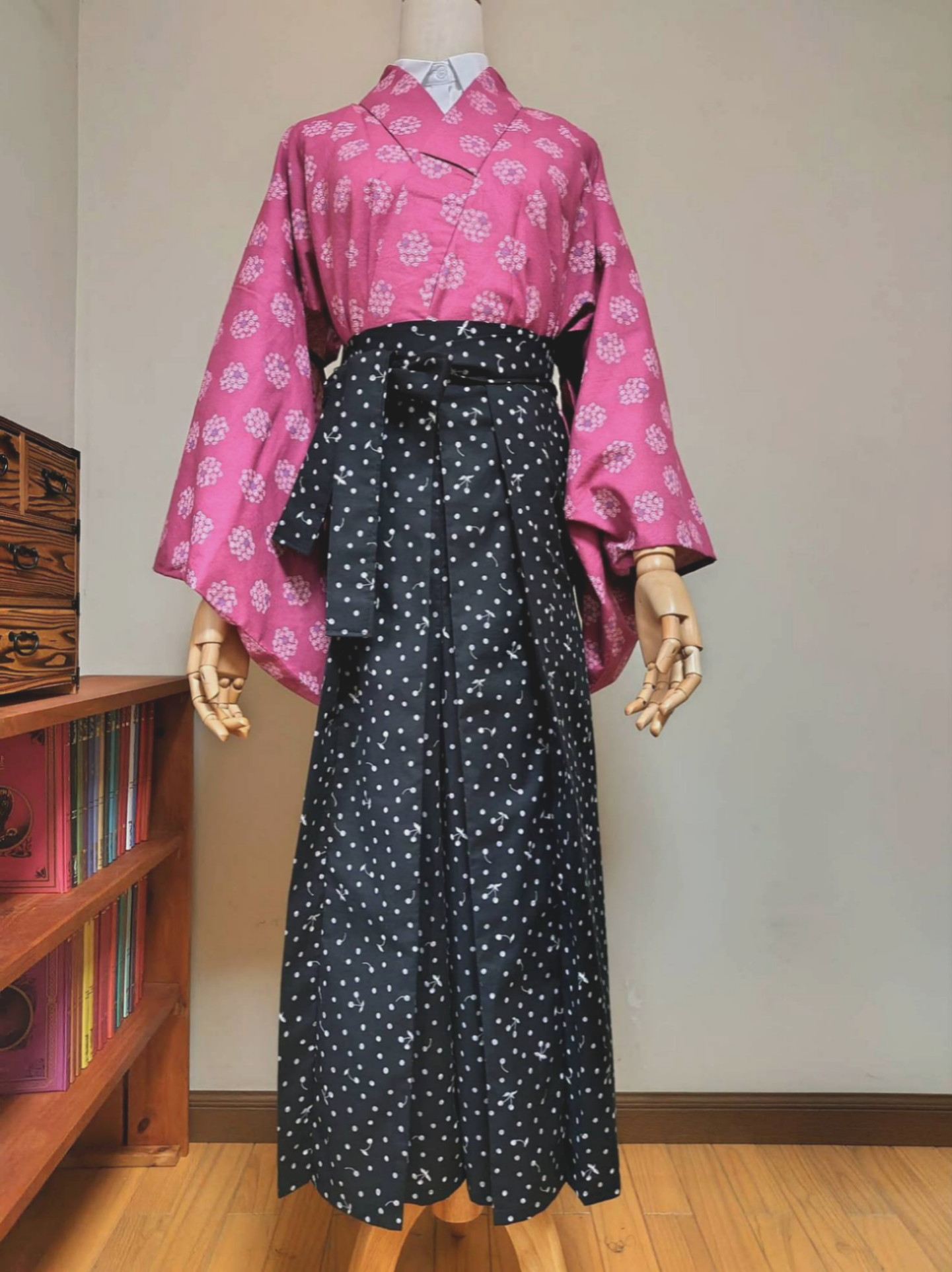 木綿の馬乗り袴  黒地に白いサクランボ柄