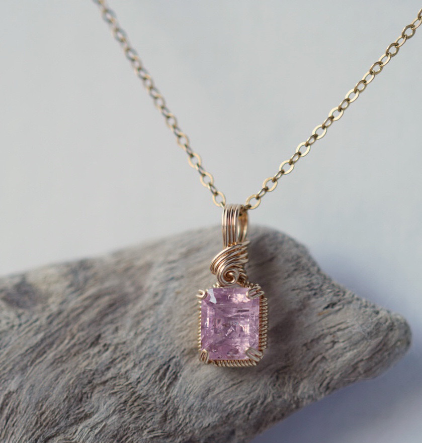 ピンクトパーズのネックレス　シンプルで上品なワイヤーアクセサリー　14kgf天然石アクセサリー　アレルギー対応