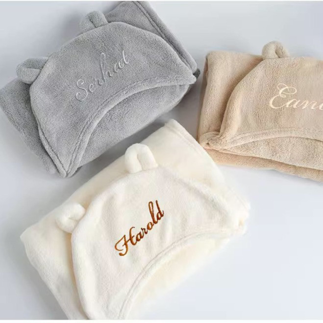 【オーダーメイド　名入れ】フード付き　コーラルフリース　ベビーバスタオル｜かわいいくまちゃん｜出産祝い　プレゼント　4色