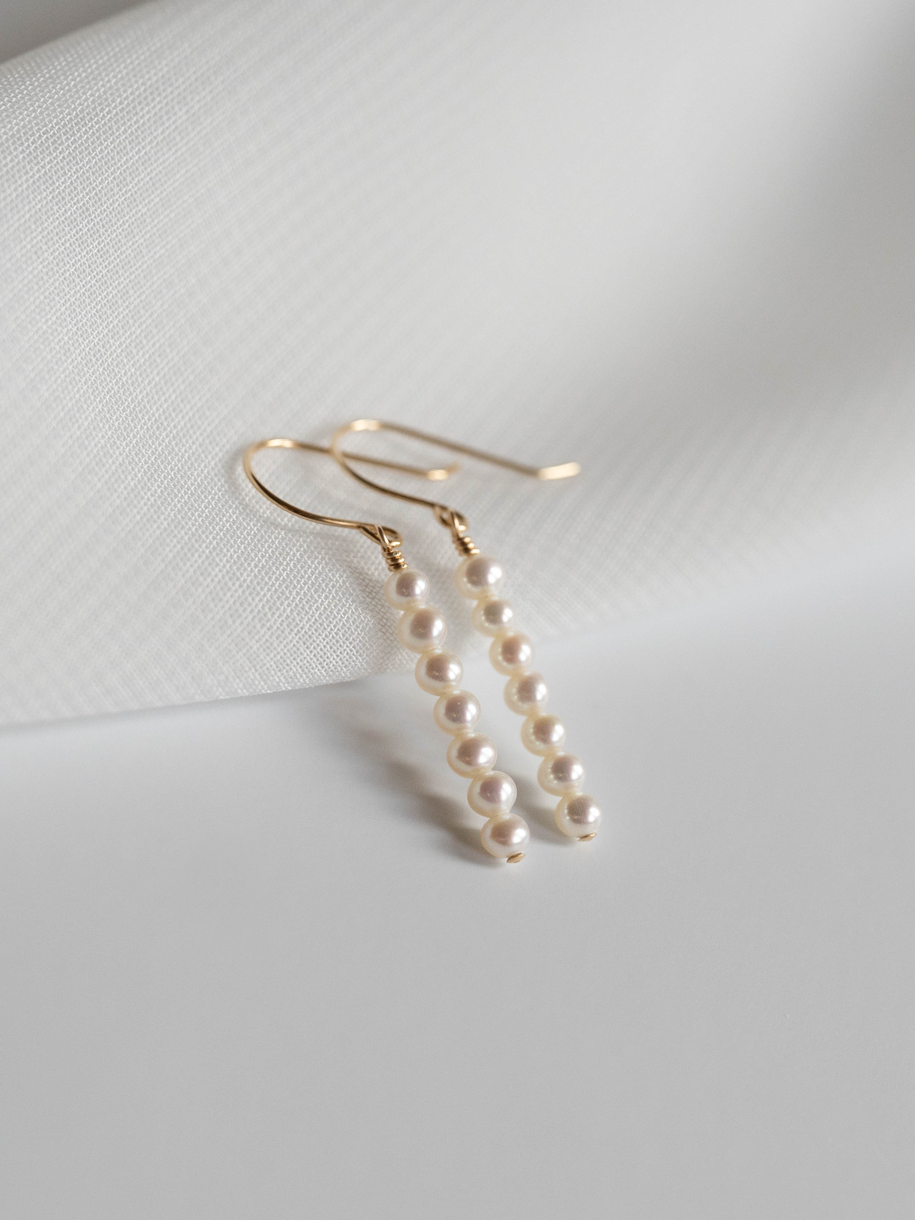 ホワイトパール ライン セミラウンド ピアス