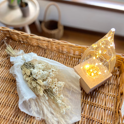 布リボンで飾るスワッグブーケ ホワイトクリスマス スワッグ Mel-co