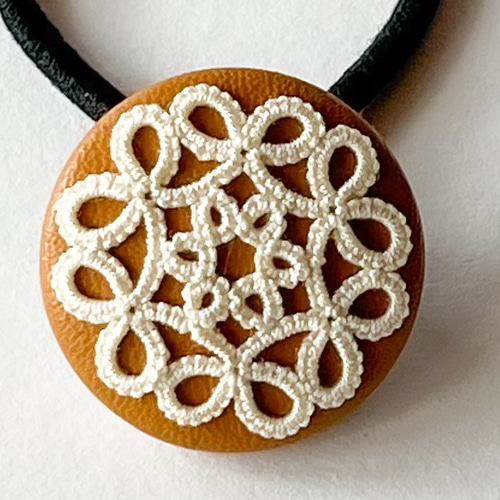 レース飾りとレザーのヘアゴム ラウンドモチーフ タティングレース