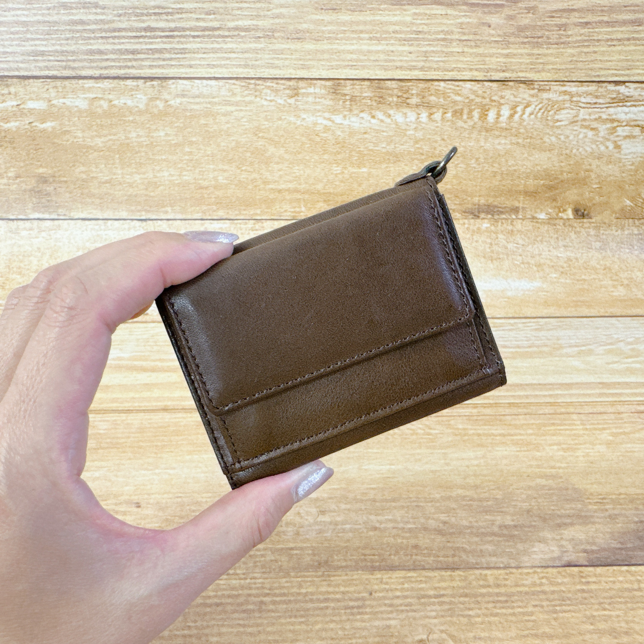 薄くて使いやすいコンパクトな三つ折り財布　ダークブラウン