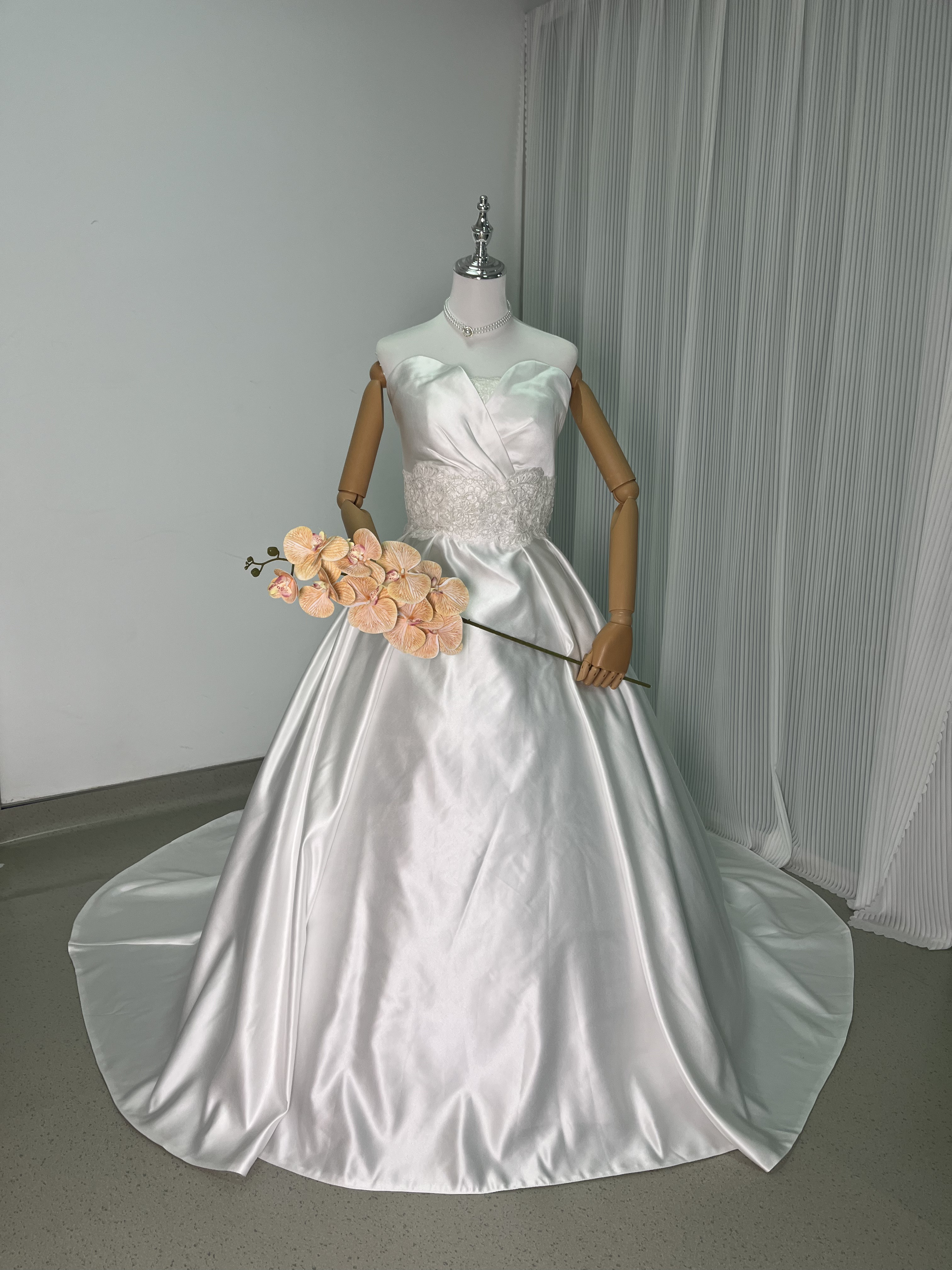 送料無料！豪華！ ウェディングドレス ふっくら柔らかなバックリボン 華やかなトレーン 編み上げ 抜群のおしゃれ見え