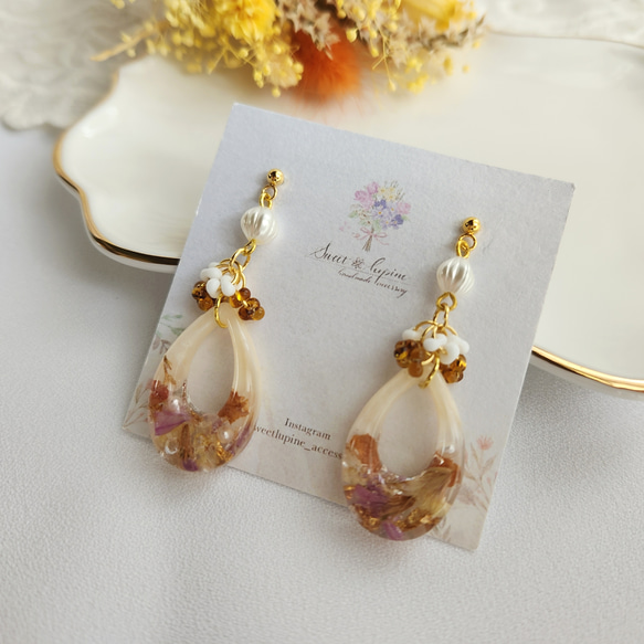 淡いベージュ♡】フラワーレジンフープと雫プックリ水中花イヤリング 