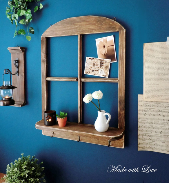 アンティークの木製窓枠の棚です。 アンティークの木製窓枠の棚です。