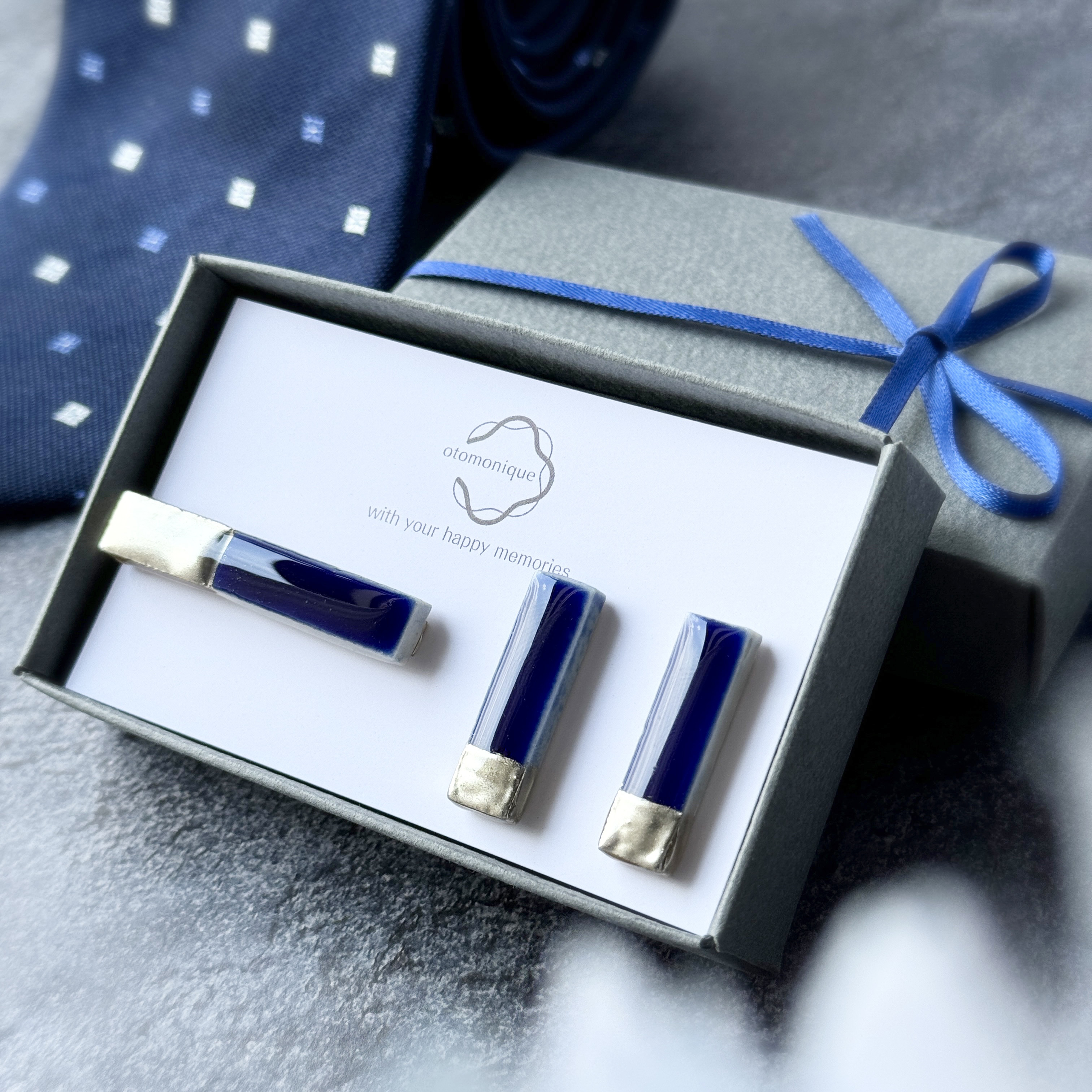 【2点セット】『結び』美濃焼ネクタイピンと美濃焼ピアス/イヤリング ペアアクセサリー｜ネイビー×ゴールド 記念日 ギフト