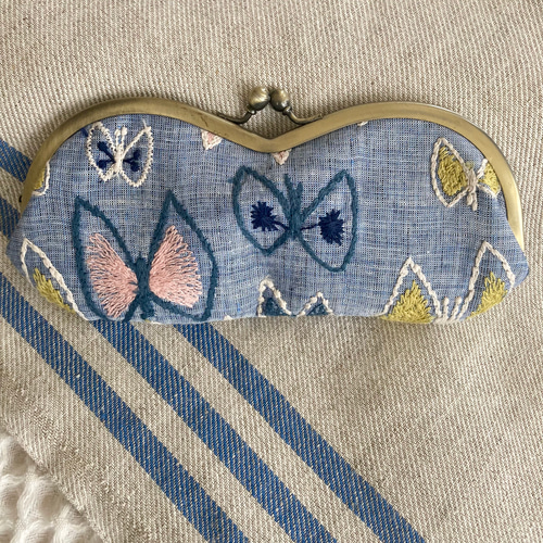 mina perhoneの刺繍の蝶が可愛い人気柄sky flowerを使ったメガネケース