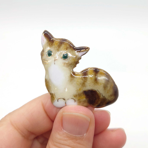 香箱座り風の猫の七宝焼ブローチ【受注制作】 ブローチ アンクル