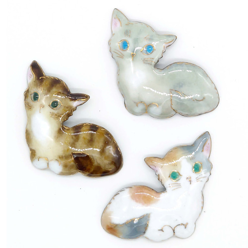 香箱座り風の猫の七宝焼ブローチ【受注制作】 ブローチ アンクル
