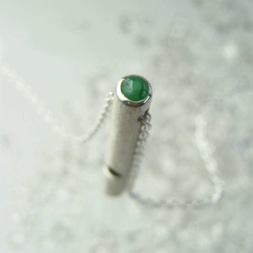 【地震!?】銀の笛　翡翠（深い色）が入った　シンプルペンダント　シルバー