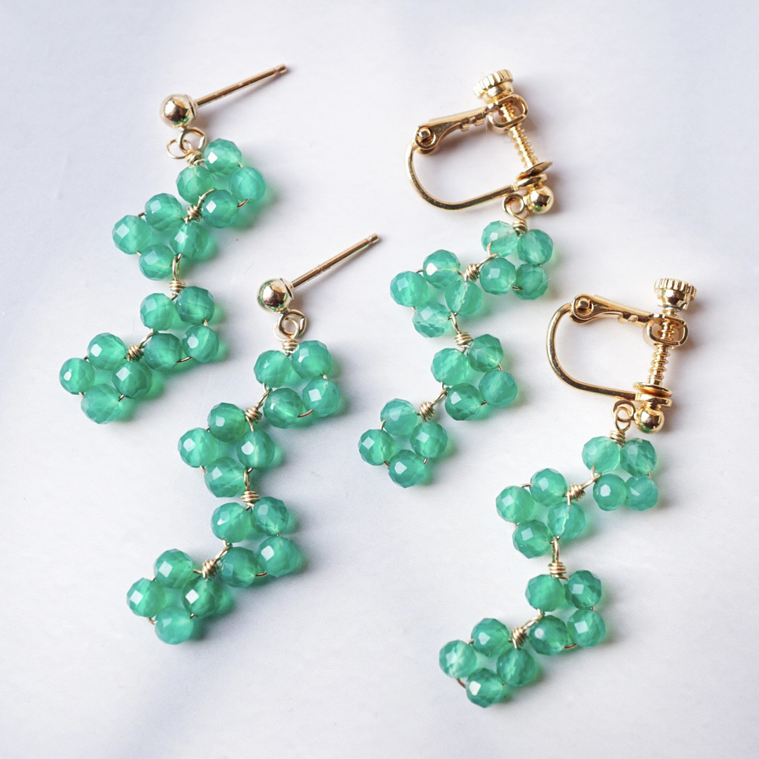 「四葉のクローバー」グリーンオニキス ピアス イヤリング 天然石 春 緑 ゴールド 樹脂 ノンホールピアス 14kgf