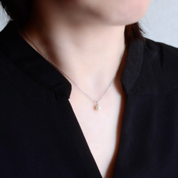 隨時佩戴！淡水珍珠單鑽項鍊，醫用級不鏽鋼錶帶，白色，精緻，單色 第2張的照片