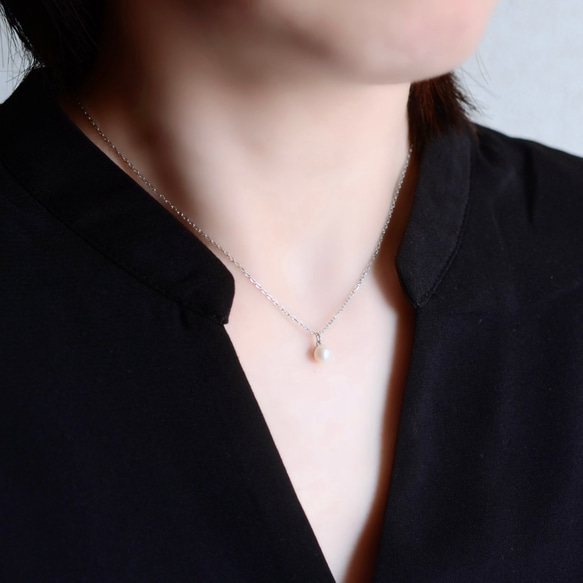隨時佩戴！淡水珍珠單鑽項鍊，醫用級不鏽鋼錶帶，白色，精緻，單色 第2張的照片