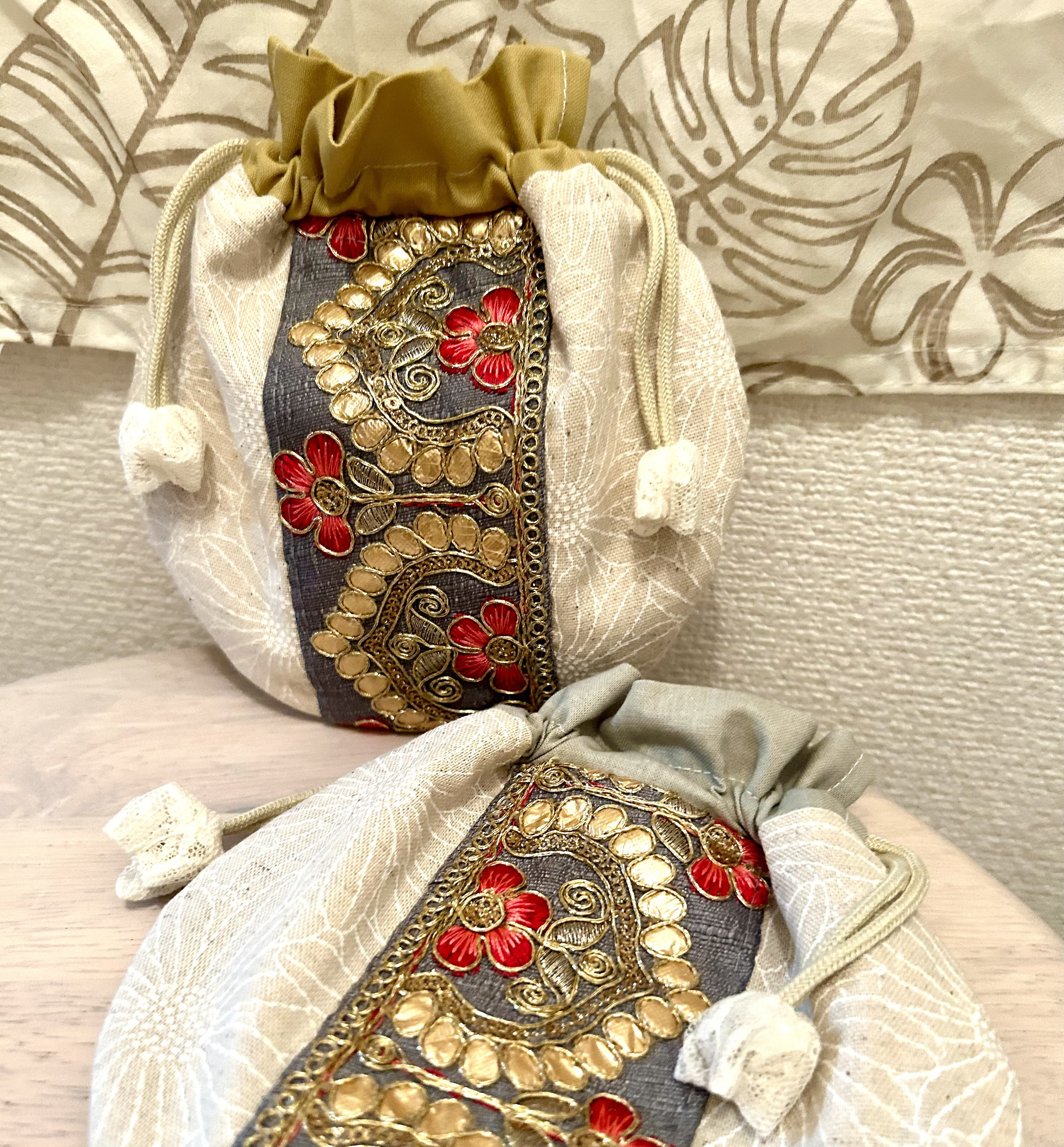 «502»◤完売◢-一つ⸜ ෆ ⸝‍まんまる巾着ポーチ´-インド刺繍リボン