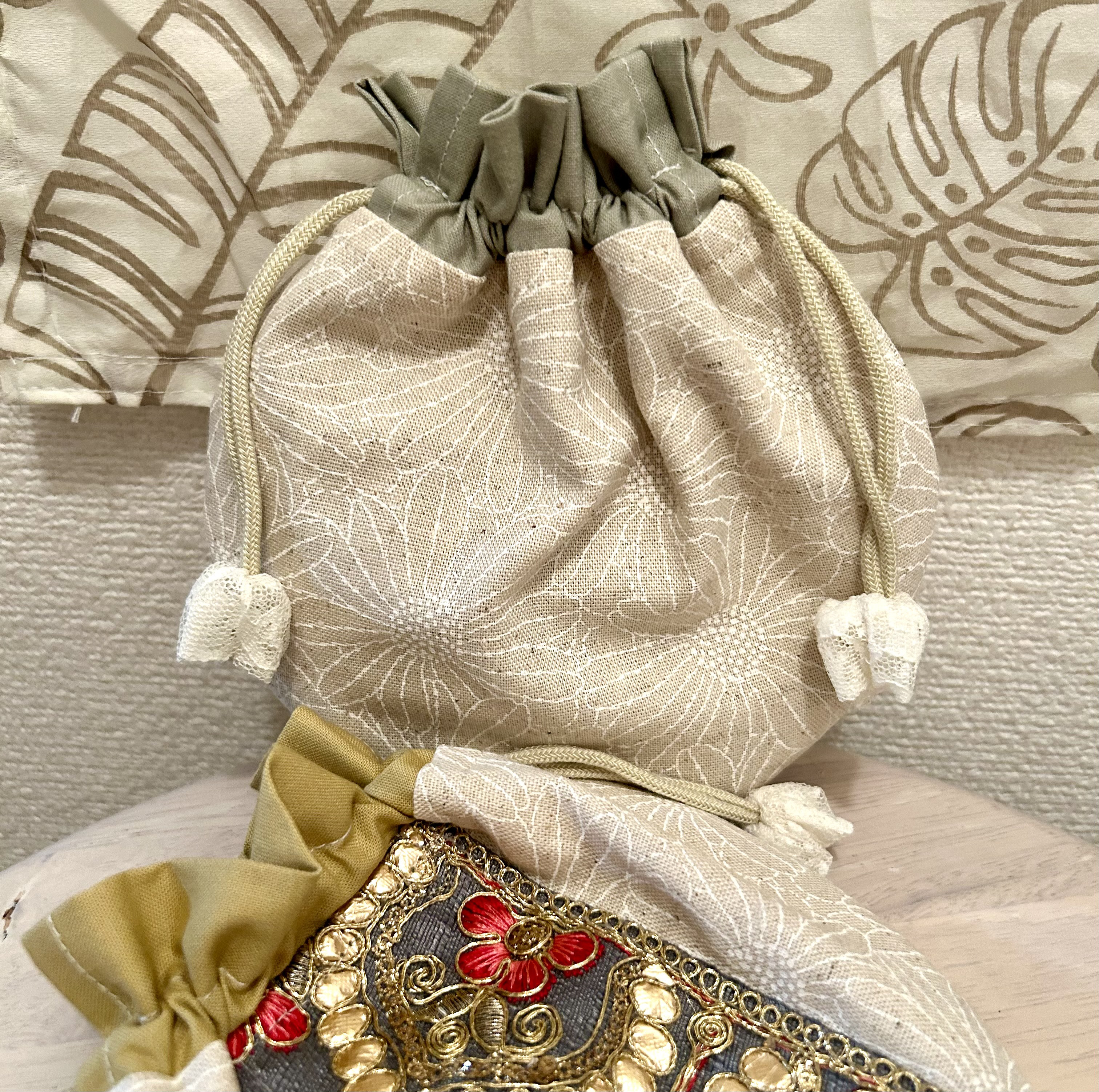 «502»◤完売◢-一つ⸜ ෆ ⸝‍まんまる巾着ポーチ´-インド刺繍リボン