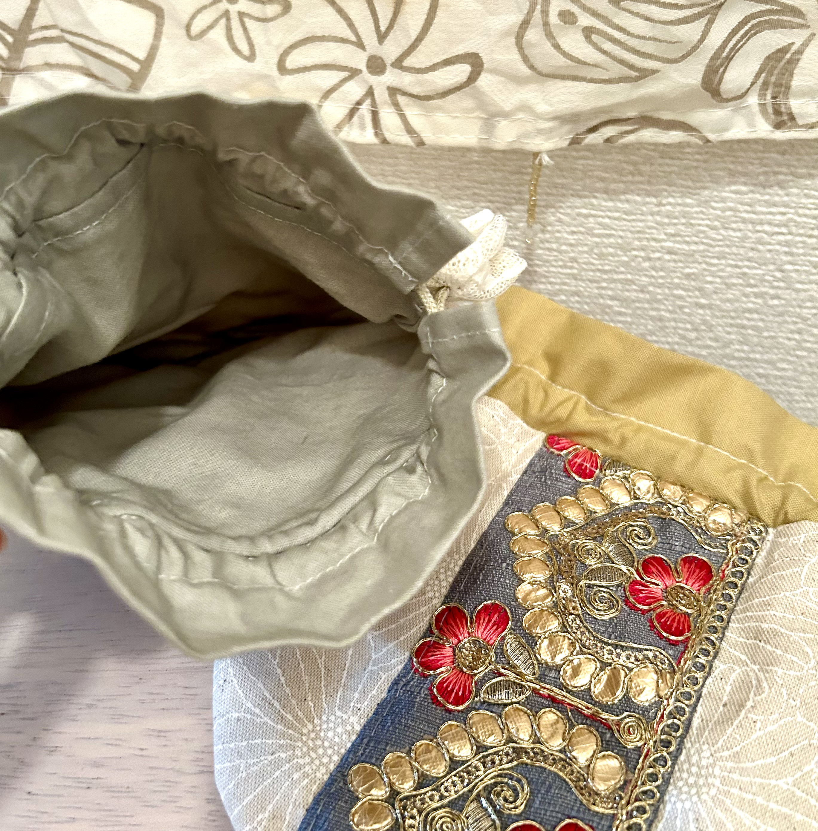 «502»◤完売◢-一つ⸜ ෆ ⸝‍まんまる巾着ポーチ´-インド刺繍リボン