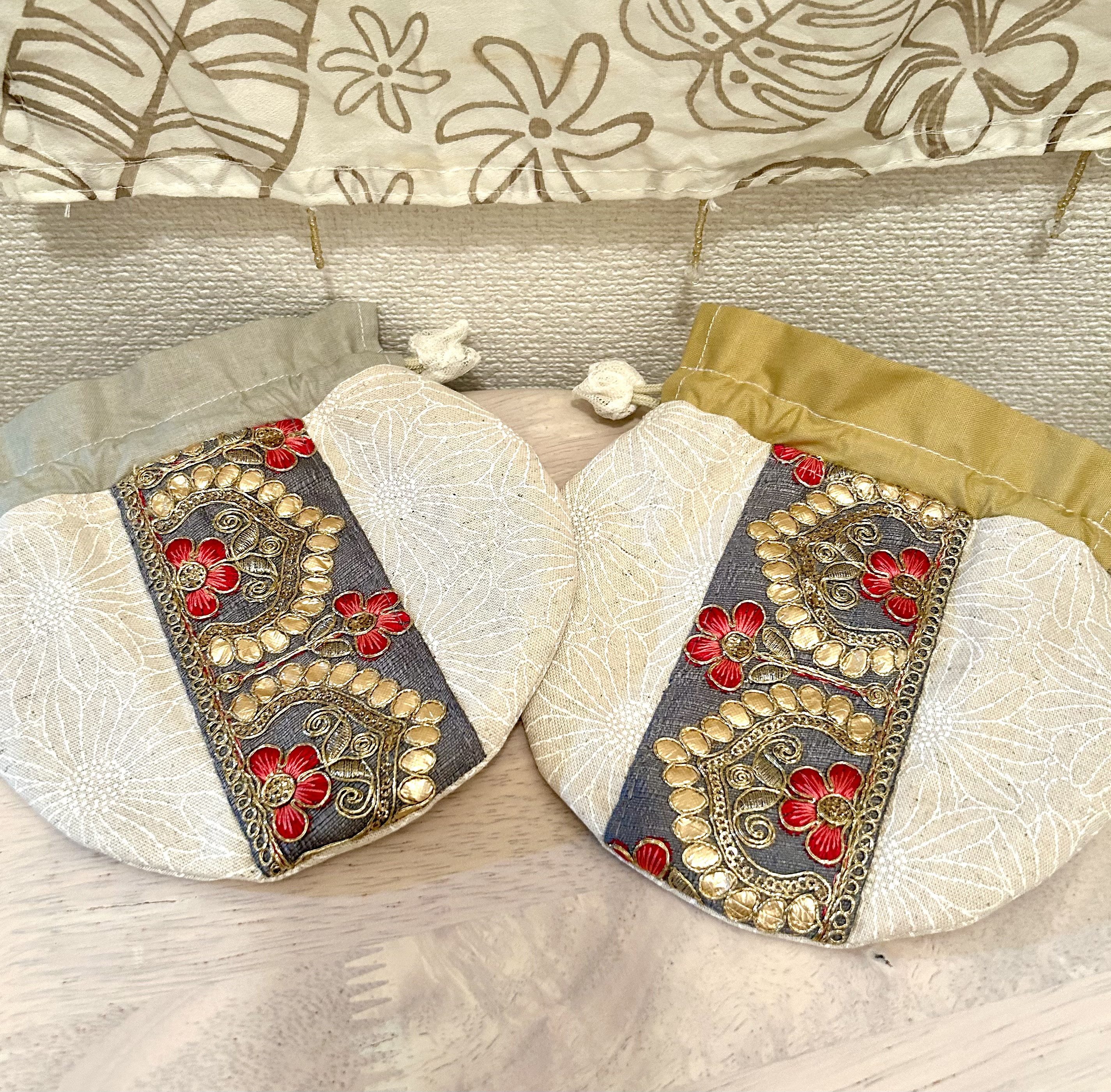 «502»◤完売◢-一つ⸜ ෆ ⸝‍まんまる巾着ポーチ´-インド刺繍リボン