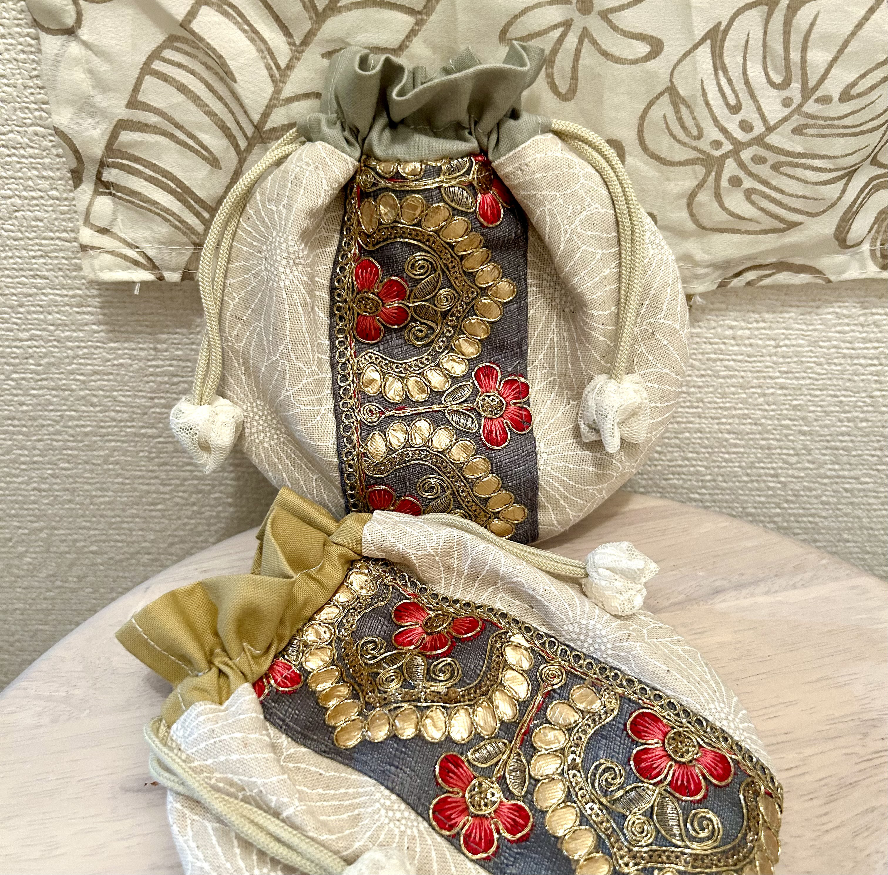 «502»◤完売◢-一つ⸜ ෆ ⸝‍まんまる巾着ポーチ´-インド刺繍リボン