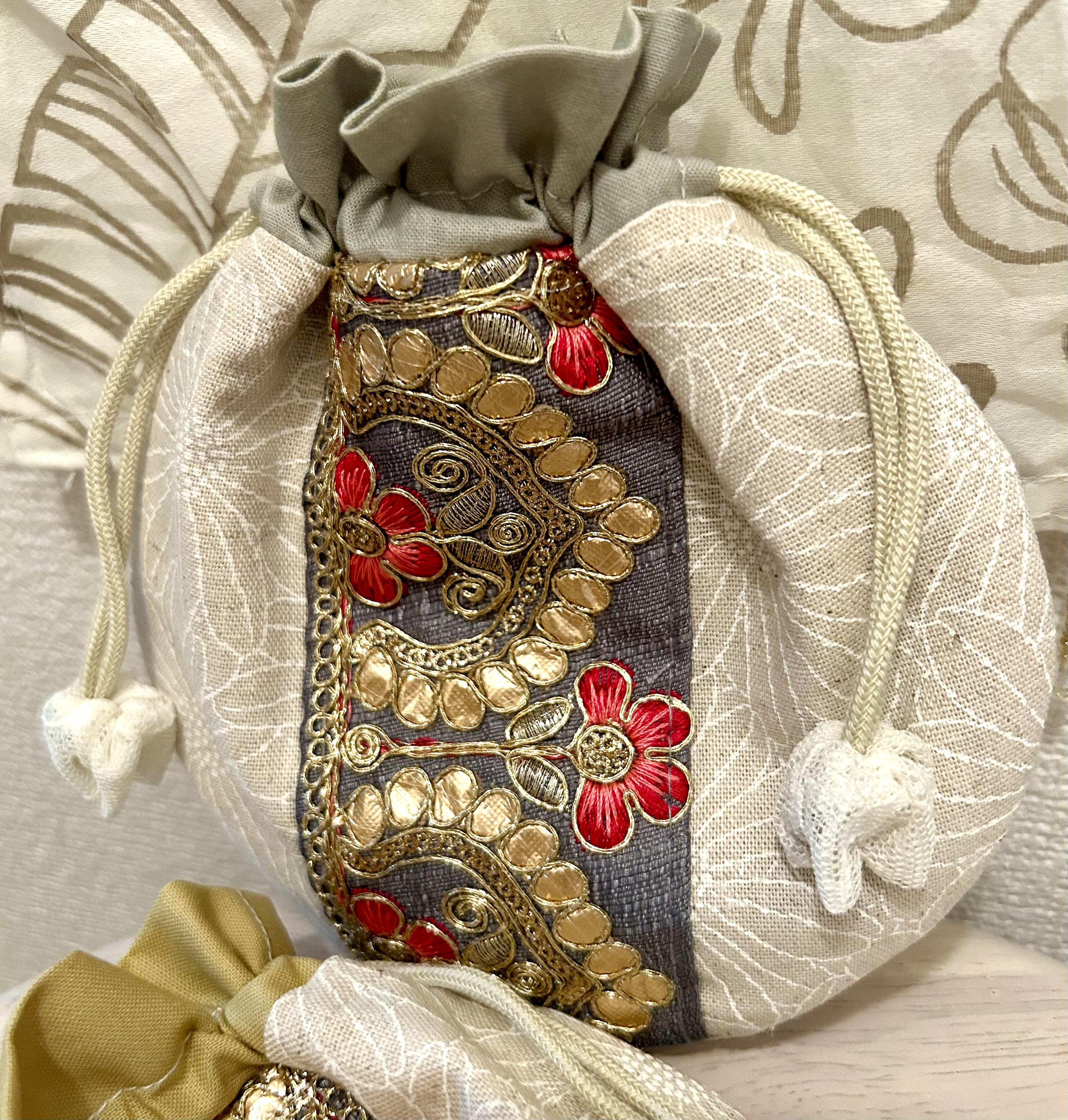 «502»◤完売◢-一つ⸜ ෆ ⸝‍まんまる巾着ポーチ´-インド刺繍リボン