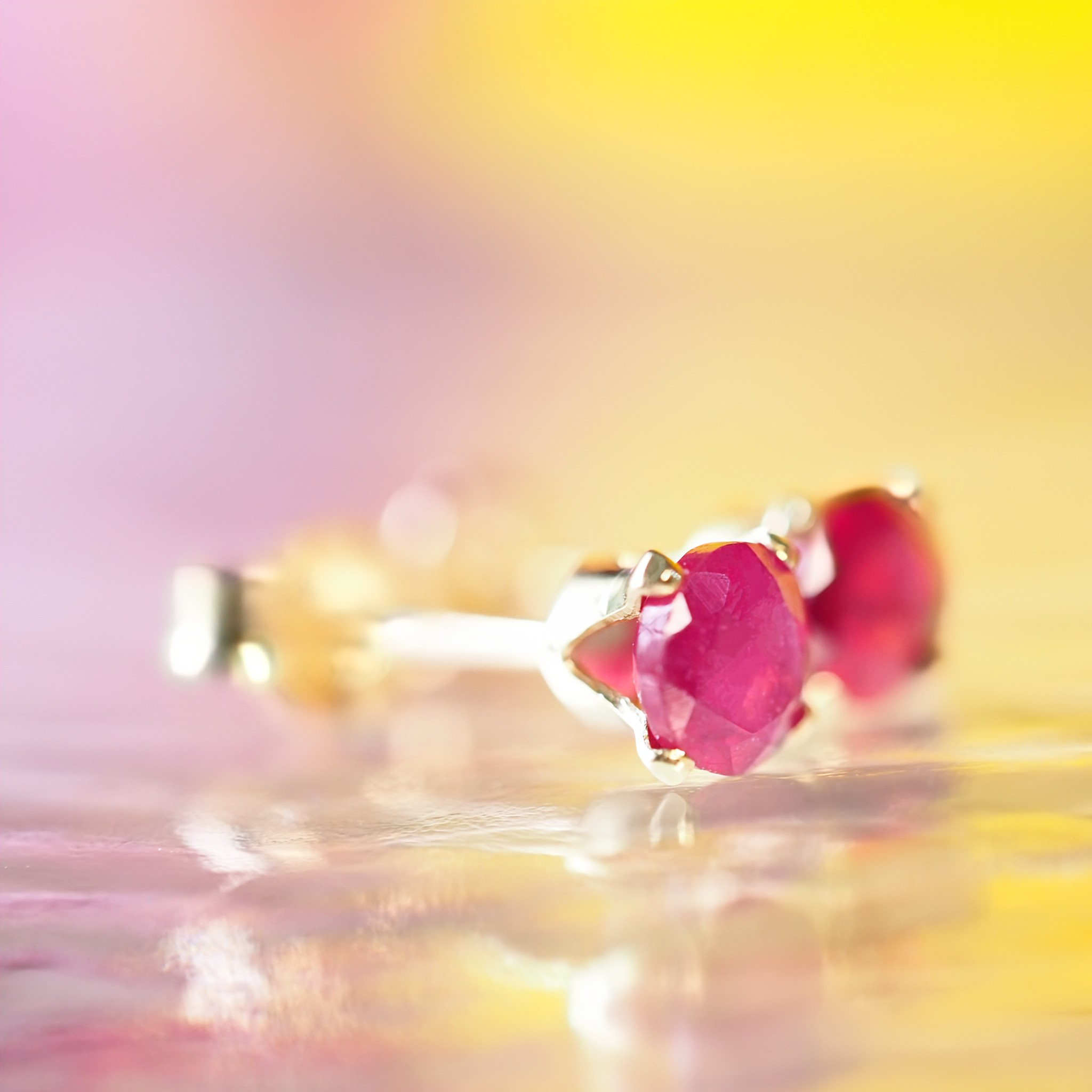 《宝石質ルビーの4㎜スタッドピアス》