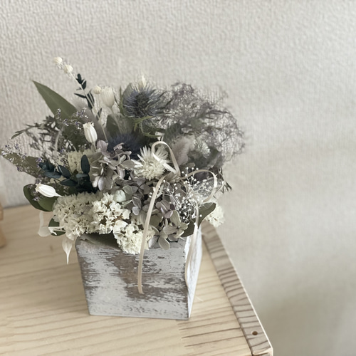 リューカデンドロンとアンティーク紫陽花の壁掛けアレンジ　スモークツリー リューカデンドロンとアンティーク紫陽花の壁掛けアレンジ