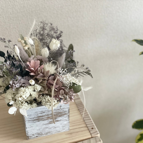 リューカデンドロンとアンティーク紫陽花の壁掛けアレンジ　スモークツリー リューカデンドロンとアンティーク紫陽花の壁掛けアレンジ