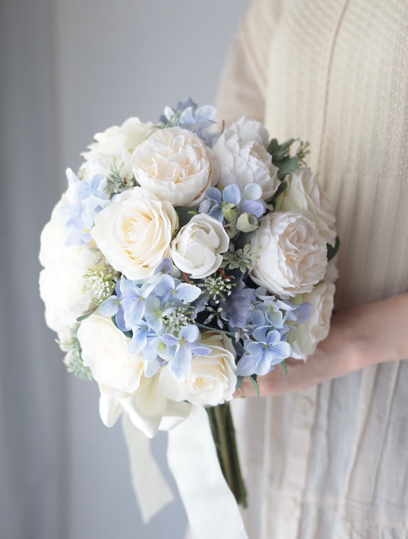 幸せを呼ぶサムシングブルーの紫陽花& オフホワイトローズのラウンドブーケ 