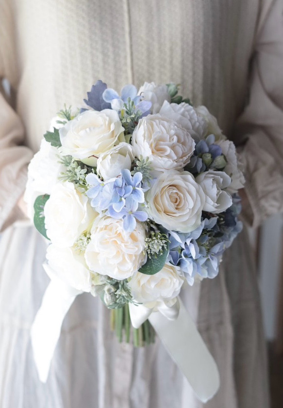 幸せを呼ぶサムシングブルーの紫陽花& オフホワイトローズのラウンドブーケ 
