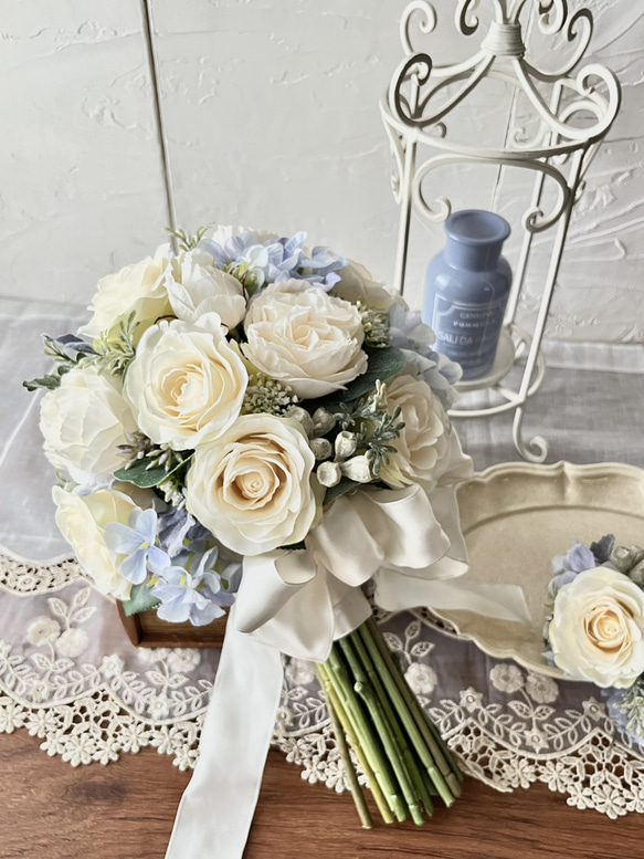 幸せを呼ぶサムシングブルーの紫陽花& オフホワイトローズのラウンドブーケ 