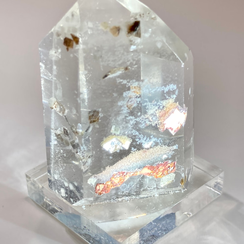 キャルコパライト（黄銅鉱）入り　クリスタル　レインボー　水晶　台座付き　原石 キャルコパライト（黄銅鉱）入り クリスタル レインボー 水晶