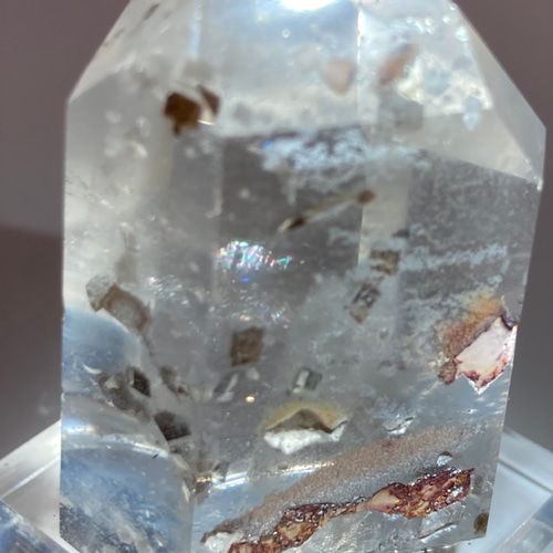 キャルコパライト（黄銅鉱）入り　クリスタル　レインボー　水晶　台座付き　原石 キャルコパライト（黄銅鉱）入りクリスタルレインボー水晶台座
